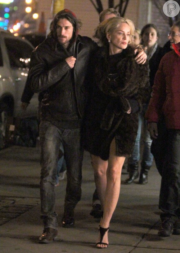 Sharon Stone e Martin Mica se protegem do frio