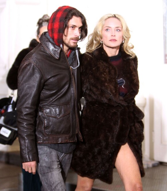 Sharon Stone caminha abraçada com o namorado, Martin Mica, em novembro de 2012