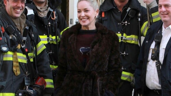 Sharon Stone posa com bombeiros e namora nos bastidores do filme 'Fading gigolo'