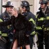 Sharon Stone se prepara para fotografar com o grupo de bombeiros