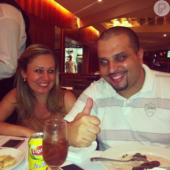 Luciana Sobreira posa com o produtor Júlio César, no seu jantar de aniversário