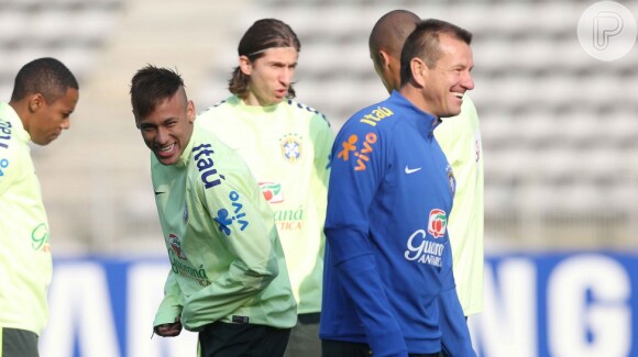 Neymar se diverte em treino da Seleção Brasileira em Paris, na França, nesta segunda-feira, 23 de março de 2015