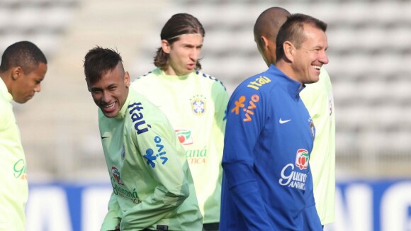Neymar se diverte em treino regenerativo da Seleção Brasileira em Paris