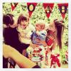 Alessandra Ambrósio, a filha, Anja, e o marido, Jamie Mazur, festejam o aniversário de 1 ano de Noah, filho caçula da modelo