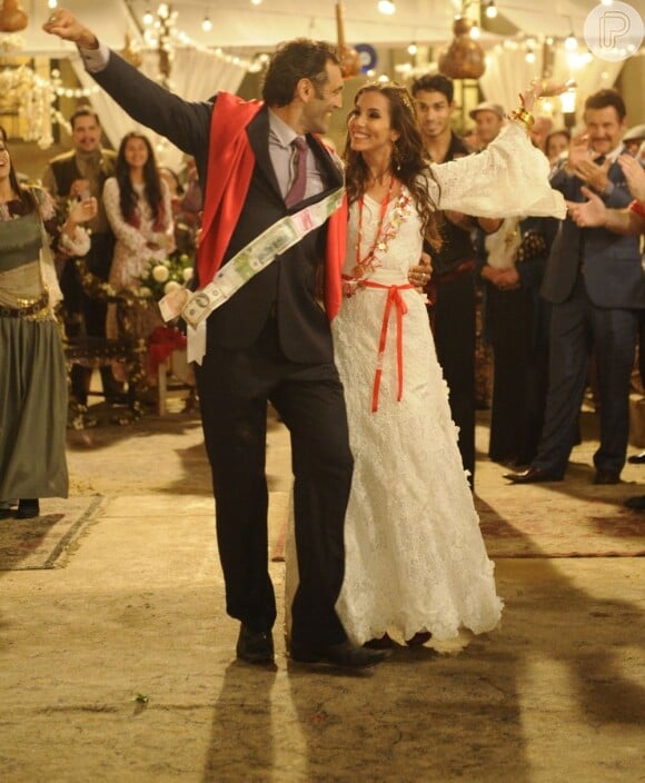 Zyah e Ayla ficam juntos no final de 'Salve Jorge', segundo coluna em 6 de maio de 2013
