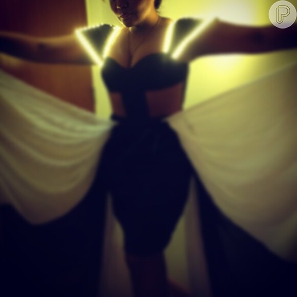 A cantora publicou no instagram uma foto de uma prova de figurino para um show especial