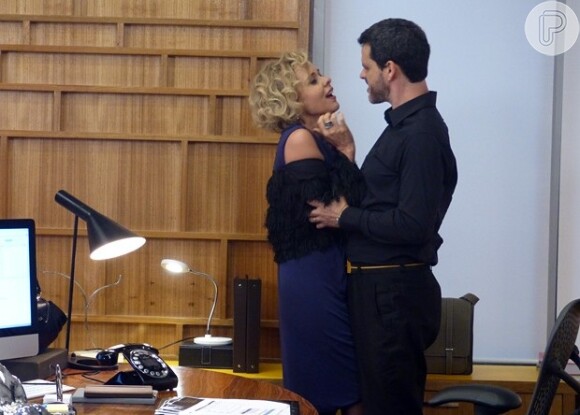 Bárbara Ellen (Giulia Gam) se insinua para Natan (Bruno Garcia) e o seduz dentro de seu escritório, em cena 'Sangue Bom'