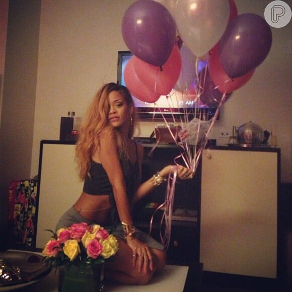Rihanna posa segurando balões