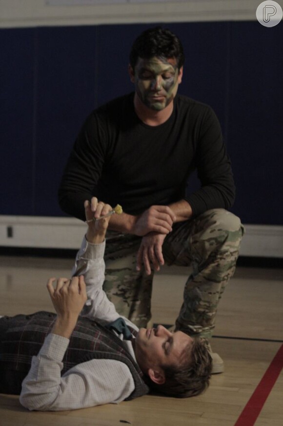 Dean Cain filma cena de 'The Brazilian' com o rosto pintado, enquanto Scott Rodgers aparece deitado no chão