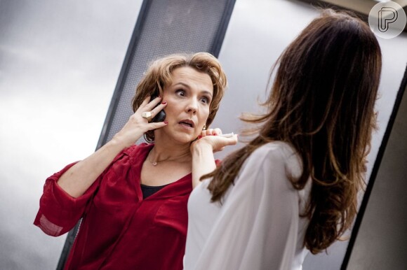 Lívia (Claudia Raia) aplica injeção letal em Rachel (Ana Beatriz Nogueira) dentro de um elevador