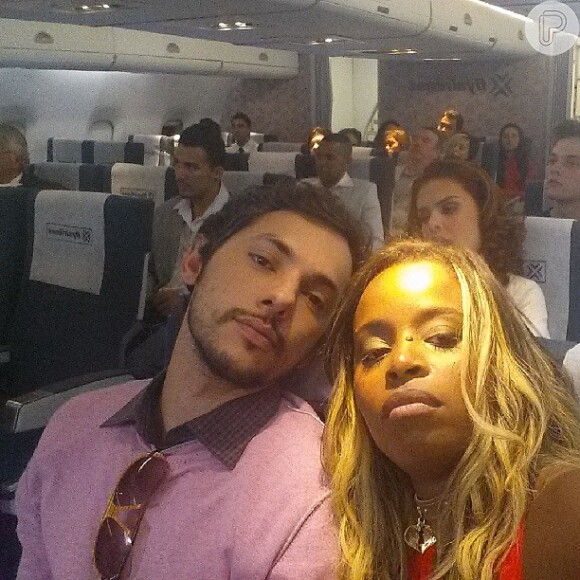 Roberta Rodrigues comenta na legenda de sua foto 'no nosso avião só faltou o principal: 'ar condicionado'