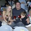 Léo Jaime foi com a mulher, Daniela, e com o filho, Davi, ao 'Disney on Ice - Vamos Festejar'