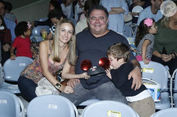Léo Jaime foi com a mulher, Daniela, e com o filho, Davi, ao 'Disney on Ice - Vamos Festejar'