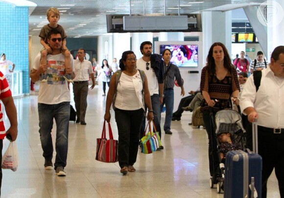 Os atores Thiago Lacerda e Vanessa Lóes embarcam com os filhos no aeroporto Santos Dumont, no Rio de Janeiro, em 30 de novembro de 2012