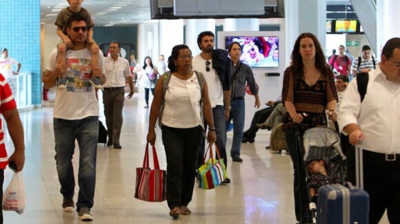 Thiago Lacerda carrega o filho mais velho nos ombros em aeroporto do Rio
