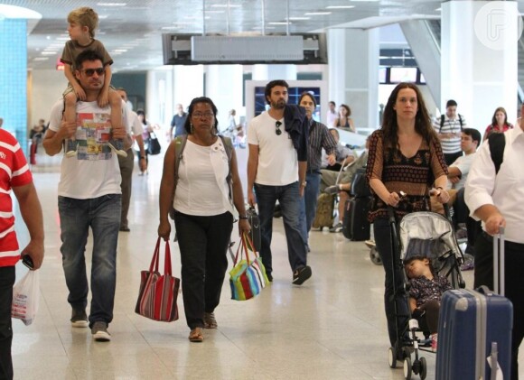 O galã Thiago Lacerda e sua mulher, a atriz Vanessa Lóes, levam os filhos para viajar