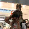 Thiago Lacerda leva o filho, Gael, nos ombros, momentos antes de embarcarem, em 30 de novembro de 2012