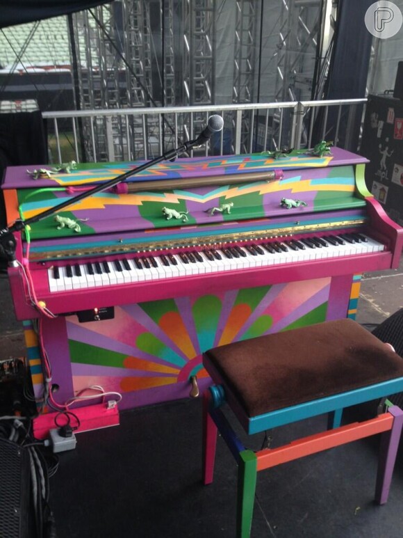 A equipe do show de Paul McCartney decorou o piano com vários sapinhos fazendo uma brincadeira com o ataque de gafanhotos na apresentação de Goiânia