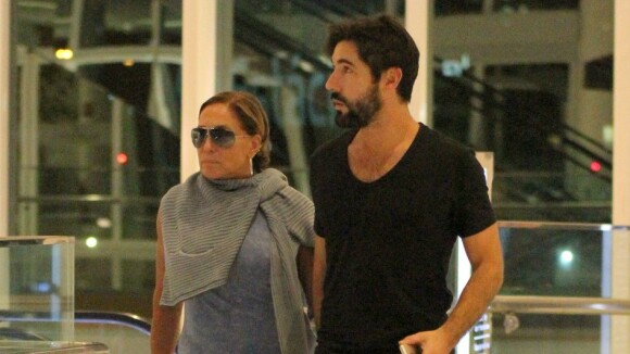 Susana Vieira e o namorado, Sandro Pedroso, passeiam abraçados em shopping no RJ