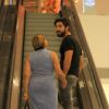 Susana Vieira e o namorado, Sandro Pedroso, passeiam de mãos dadas em shopping do Rio