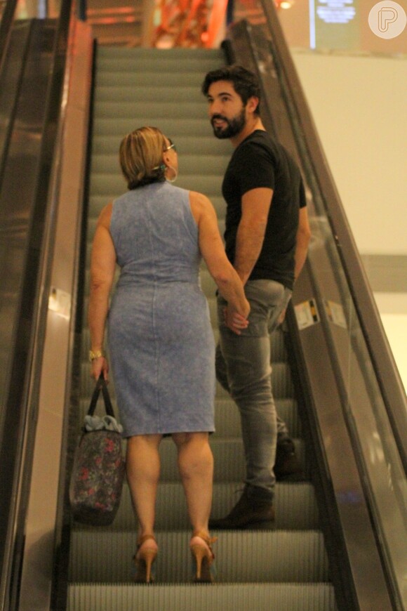 Susana Vieira e o namorado, Sandro Pedroso, passeiam de mãos dadas em shopping do Rio