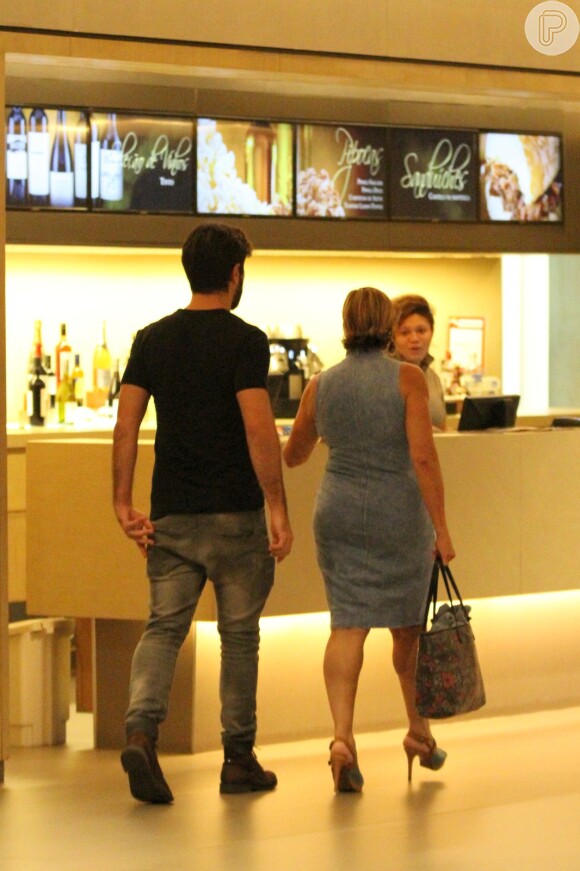 Susana Vieira sai para jantar com o namorado, Sandro Pedroso. Casal também foi ao cinema no shopping VilageMall, na Zona Oeste do Rio de Janeiro