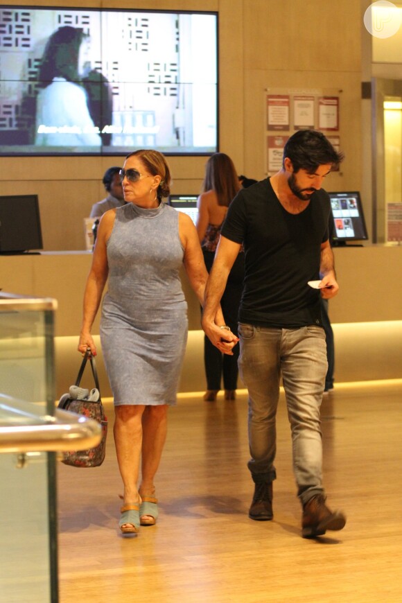 Susana Vieira sai para jantar com o namorado, Sandro Pedroso. Casal também foi ao cinema no shopping VilageMall, na Zona Oeste do Rio de Janeiro