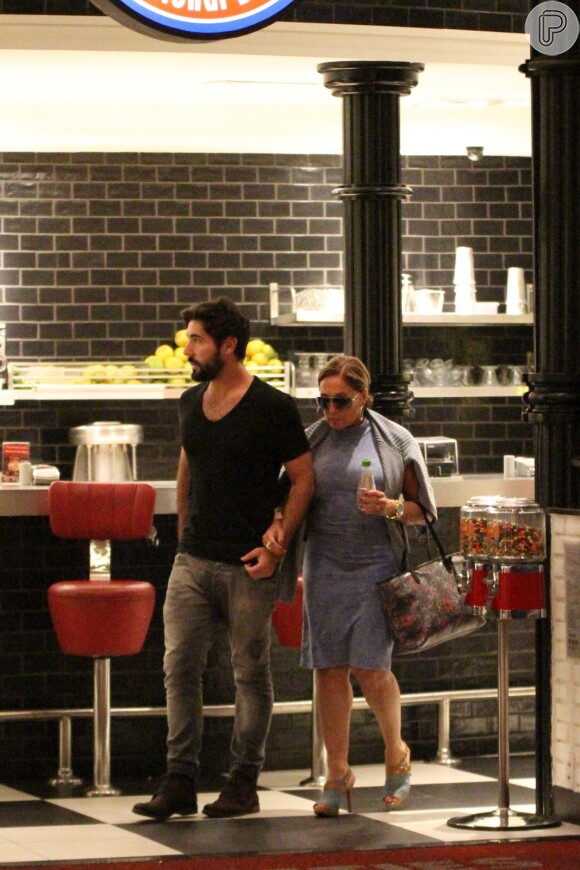 Susana Vieira sai para jantar com o namorado, Sandro Pedroso. Casal também foi ao cinema no shopping VilageMall, na Zona Oeste do Rio de Janeiro