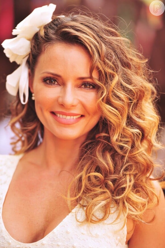 Na imagem, Rita Guedes aparece caracterizada vestida para o casamento de sua personagem em 'Flor do Caribe'