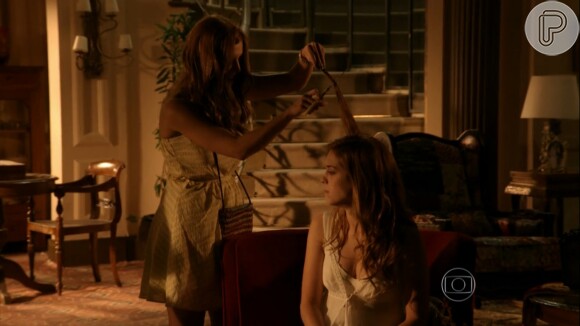 Sophia Abrahão teve seus cabelos cortados por Giovanna Lancellotti durante uma festa na novela 'Alto Astral'