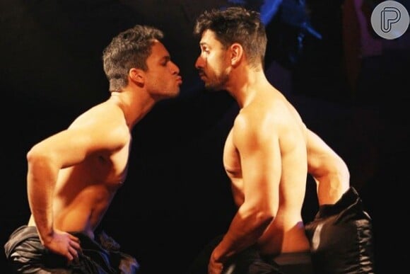 Apesar de nunca ter vivido um gay na TV, Rainer Cadete já beijou o ator Julio Rocha em uma peça de teatro