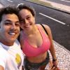Fernanda Gentil publicou em seu Instagram uma foto ao lado do marido, Matheus Braga, e brincou com o tamanho dos seus seios: 'Um pai, uma mãe e uma certeza: leite vai ter'