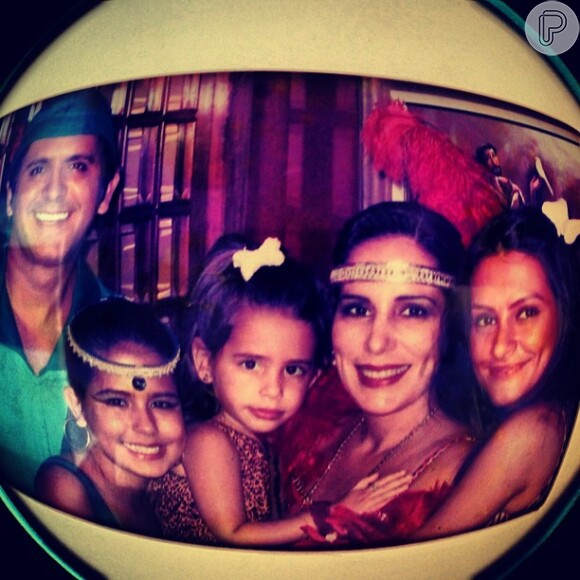 Ana publicou uma foto antiga na qual aparece no colo da mãe, Gloria Pires, e ao lado do pai, Orlando Morais, e das irmãs, Antonia e Cleo Pires