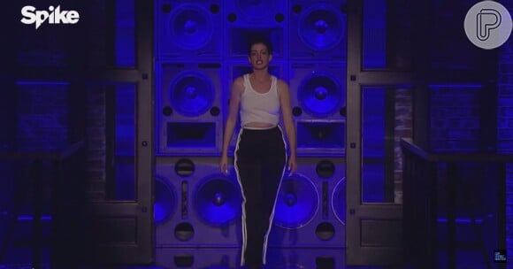 Anne Hathaway entra no palco cantando 'Wrecking Ball' em programa de TV
