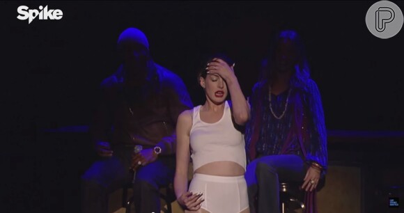 Anne Hathaway usa hot pants em performance no programa de TV