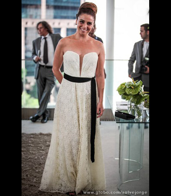 Karla Monteiro,a figurinista de 'Salve Jorge',explica que o vestido de noiva de Helô (Giovanna Antonelli) foi escolhido pensando na personalidade da delegada: 'Ela é ousada, não poderia ser um vestido comum'