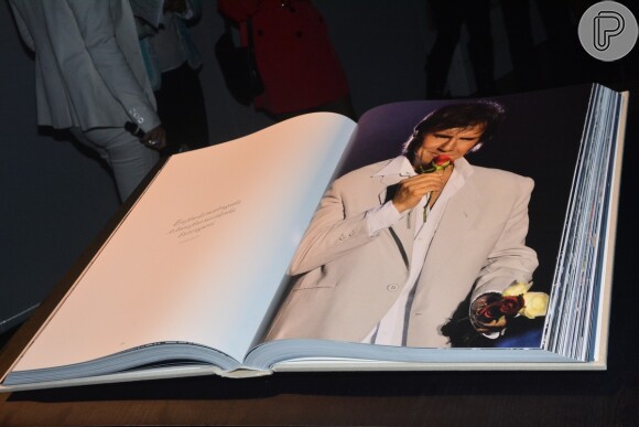 A carreira do cantor pode ser vista no livro oficial 'Roberto Carlos', repleto de fotos, mas que tiveram legendas substituídas por trechos de músicas do cantor a pedido dele
