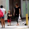 Maria Paula foi flagrada passeando com o filho caçula, Felipe, de 4 anos, pelas ruas do Leblon, na zona sul do Rio, em 1º de dezembro de 2012