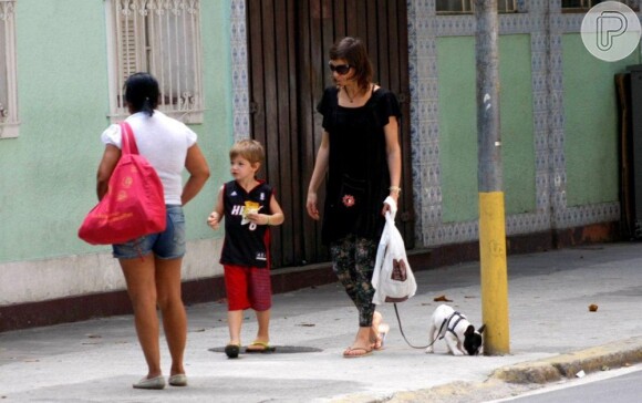 Maria Paula foi flagrada passeando com o filho caçula, Felipe, de 4 anos, pelas ruas do Leblon, na zona sul do Rio, em 1º de dezembro de 2012