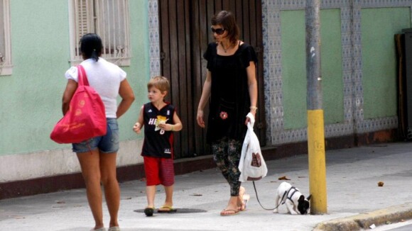 Maria Paula passeia com o filho caçula, Felipe, e com cachorro da família no Rio