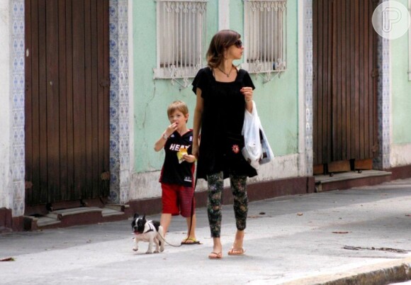 Maria Paula, o filho, Felipe, e o cachorrinho da família são fotografados durante passeio