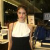 Laura Neiva vai à lançamento de coleção de moda em São Paulo