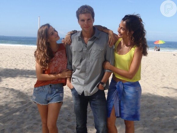 Thiago Fragoso posa com Camila Pitanga e Tainá Müller em gravação de 'Babilônia' na praia