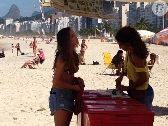 Camila Pitanga e Tainá Müller mostram boa forma em gravação de 'Babilônia' na praia