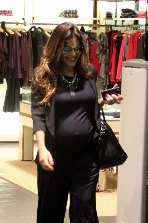 Juliana Paes está grávida de sete meses e exibe o barrigão em shopping do Rio