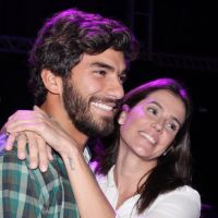 Deborah Secco abraça o namorado em estreia de peça: 'Conversamos sobre tudo'