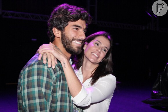 Deborah Secco abraça o namorado, Hugo Rocha, na estreia do espetáculo 'Fuerza Bruta', no Ginásio Mauro Pinheiro, em São Paulo, na noite desta quinta-feira, 9 de abril de 2015