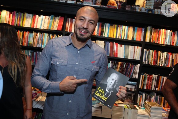 Fernando Medeiros, ex-BBB, prestigia lançamento de livro de Galvão Bueno no Rio