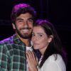 Deborah Secco prestigiou a peça 'Furça Bruta' ao lado do novo namorado, Hugo Moura