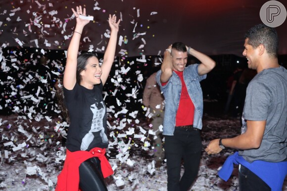 Wanessa brinca com papéis picados em pré-estreia de espetáculo, em São Paulo, nesta quinta-feira, 9 de abril de 2015